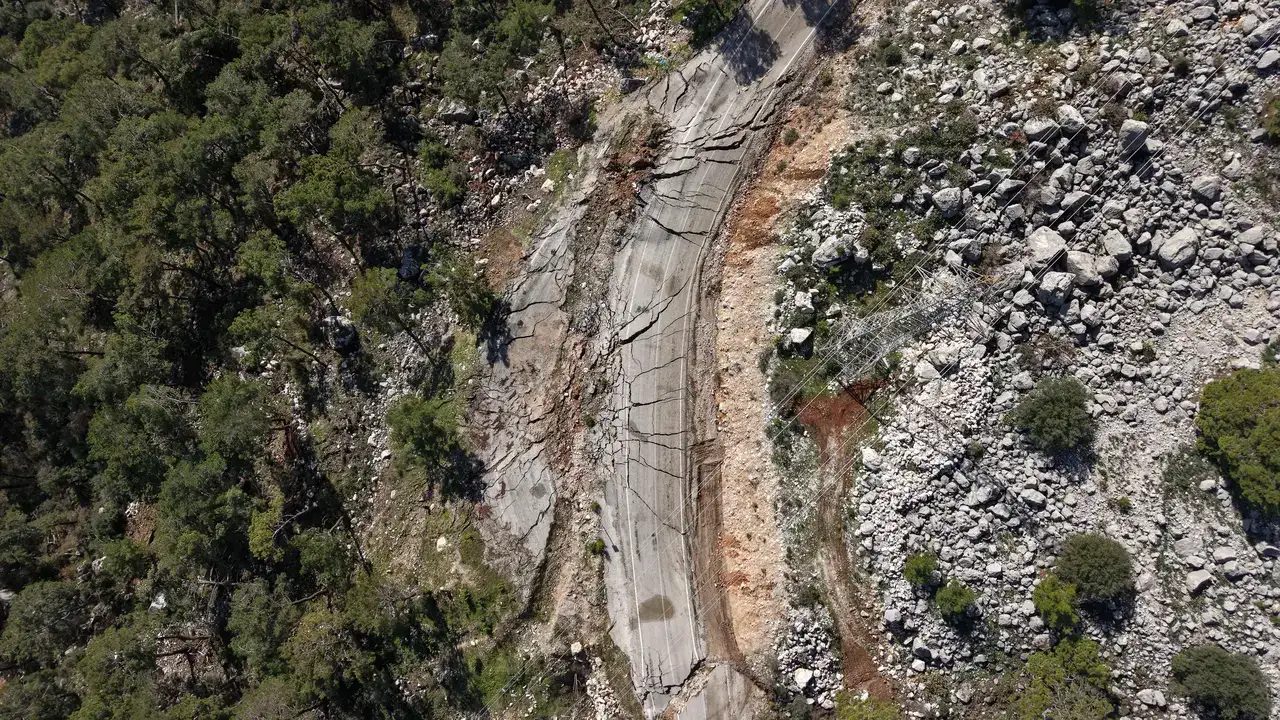 Asfalt Kağıt Gibi Yırtıldı, Dev Yarıklar Yolu Yuttu 3